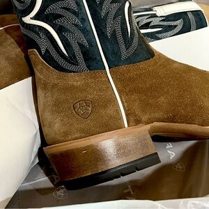 Ariat Ocean Blue Stadtler • Brand New Tags attached • 10.5 Men’s Medium